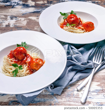 Close Up meatballs in tomato sauce with spaghetti 50005353