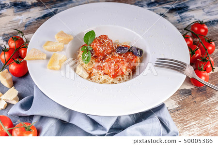 Spaghetti and meatballs in tomato sauce Spaghetti and meatballs in tomato sauce 50005386