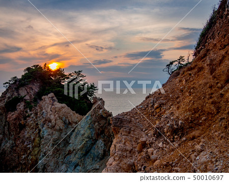 [Izu Peninsula Geopark] Evening view of Nishiizu Koganezaki [Summer] 50010697