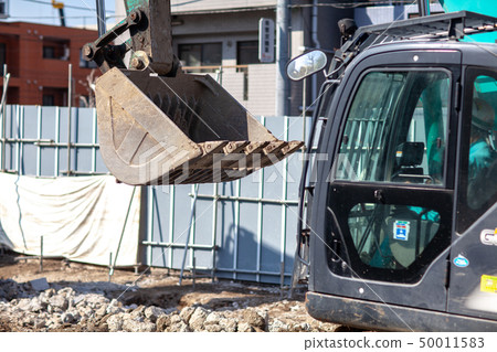 瓦礫廢卡車挖掘機工作操作員施工現場 瓦礫廢卡車挖掘機工作操作員施工現場 50011583
