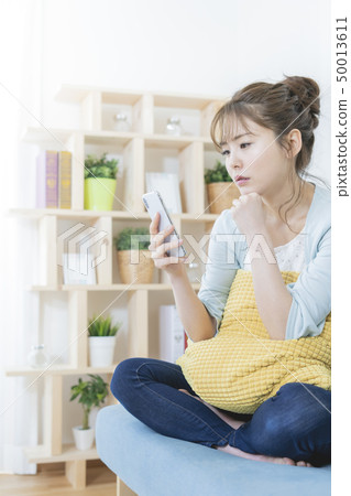 智能手機的年輕女子 50013611