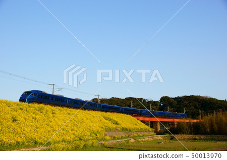 春天蔓延,883聲波和油菜地毯 春天蔓延,883聲波和油菜地毯 50013970