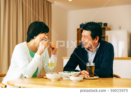 Couple supper alcohol 50015973