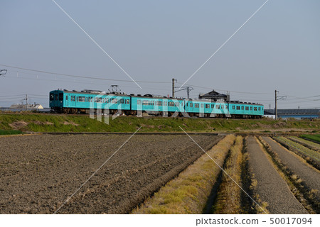 4 series 105 series running on the Wakayama Line 50017094
