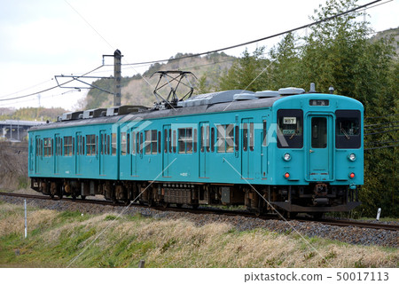 Two 105 series running on the Wakayama Line 50017113