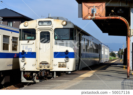 JR Kyushu Kashii Line Kiha 47 series going down to exchange with the up train 50017116
