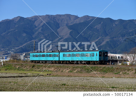 Two 105 cars from the Wakayama Line, which travels along the Ibaraki mountain area Two 105 cars from the Wakayama Line, which travels along the Ibaraki mountain area 50017134