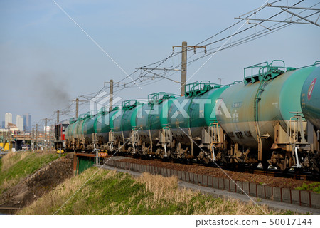 DF200 oil freight train going up the embankment of Kansai Main Line 50017144