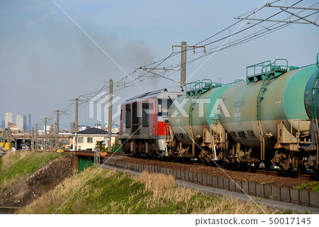 DF200 oil freight train going up the embankment of Kansai Main Line 50017145
