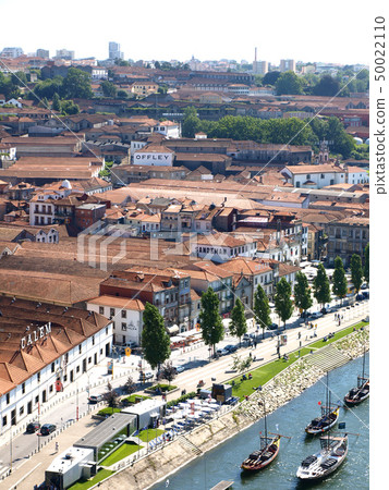 有紅色屋頂的屋頂釀酒廠沿杜羅河河在波爾圖，葡萄牙 50022110