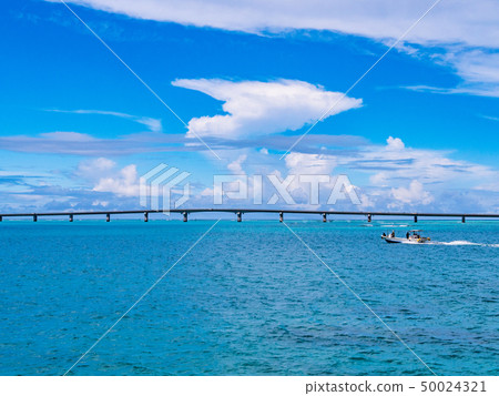 沖繩縣宮古島市池間大橋和美麗的大海 50024321