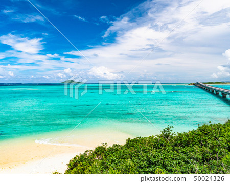 Okinawa Prefecture Miyakojima City Ikema Bridge and the beautiful sea Okinawa Prefecture Miyakojima City Ikema Bridge and the beautiful sea 50024326