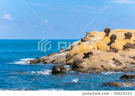 Queen's Head and Mushroom Rock at Yehliu Geopark, New Taipei City, Taiwan Queen's Head and Mushroom Rock at Yehliu Geopark, New Taipei City, Taiwan 50024333