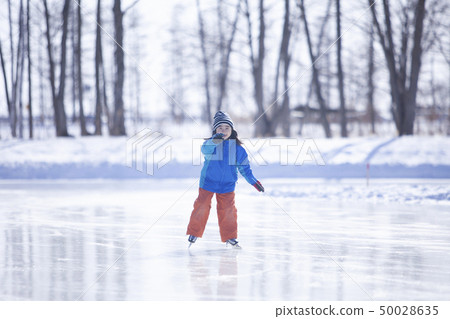 Girls to skate 50028635