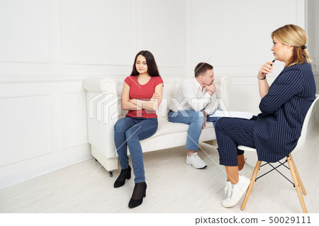 Experienced psychiatrist consulting a couple 50029111