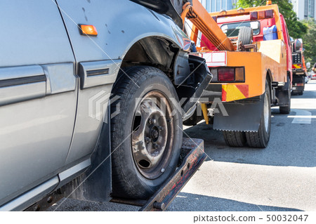 Tow truck towing a broken down car in emergency 50032047