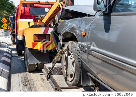 Tow truck towing a broken down car in emergency 50032049