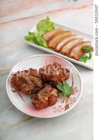 傳統的沖繩豬腿和三塊肉 傳統的沖繩豬腿和三塊肉 50032647