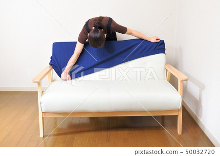 附著和取下沙發套的女性 50032720