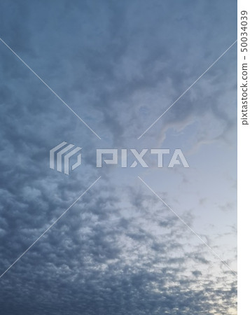 Connection between clouds 50034039