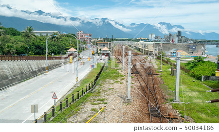 有著大海大山景色的鐵路景色 50034186