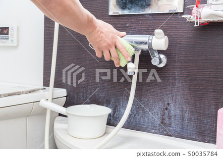 Men cleaning dirty bath Men cleaning dirty bath 50035784