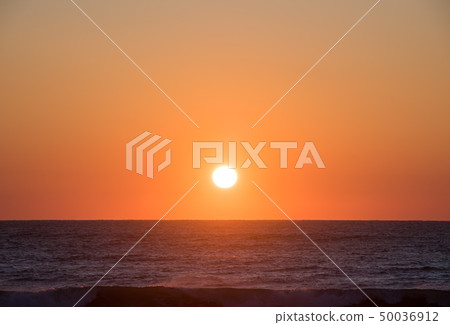 九十九里濱的朝日 千葉縣一宮市築崎海岸 拍攝於19年4月 照片素材 圖片 圖庫