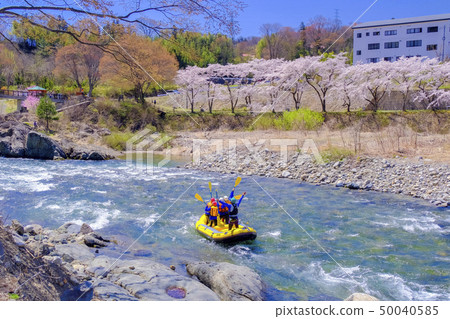 Spring rafting 50040585