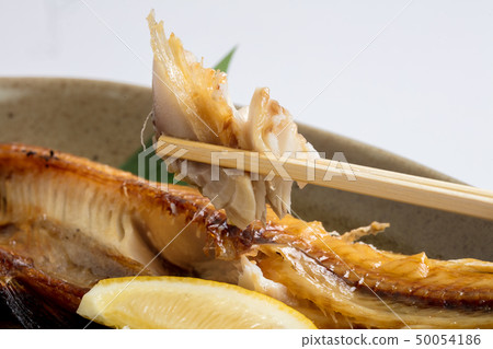 在白色背景的烤hokke日本食物快餐 在白色背景的烤hokke日本食物快餐 50054186