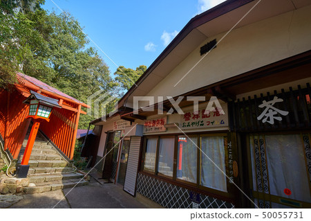 Tsuwano in Shimane (San-in's small Kyoto) A store along the approach to the Taikoku Valley Inari Shrine Senbon Torii Tsuwano in Shimane (San-in's small Kyoto) A store along the approach to the Taikoku Valley Inari Shrine Senbon Torii 50055731