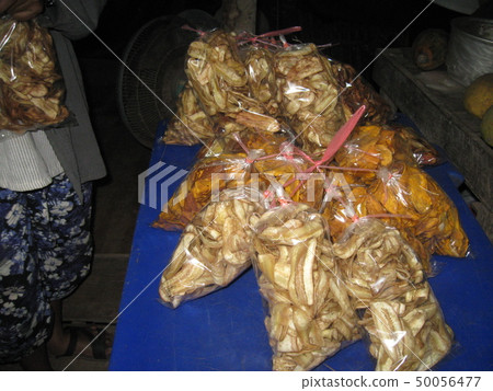 Grilled bananas in a grilled rice bowl (Laos) 50056477