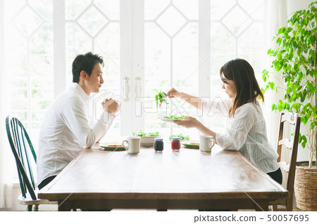 年輕夫婦用餐 50057695