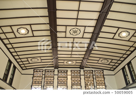 小樽路觀光“匝道窗簾”以及高高的天花板的重型小樽站車站大樓 小樽路觀光“匝道窗簾”以及高高的天花板的重型小樽站車站大樓 50059005