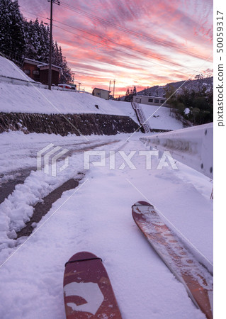 The position of the picture taken at the dawn (Hinoo, Hyogo Prefecture Nara Prefecture) work comment column of Hyoyama International Ski Area 50059317