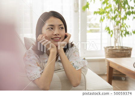 沙發放鬆hoose生活方式少婦 50059374