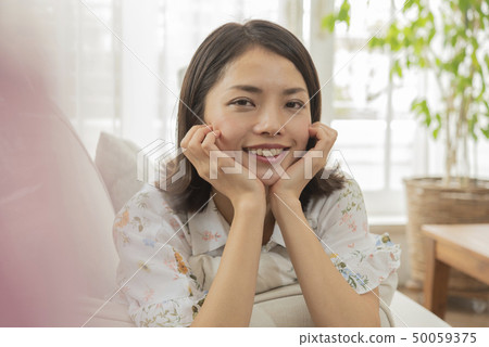 沙發放鬆hoose生活方式少婦 沙發放鬆hoose生活方式少婦 50059375
