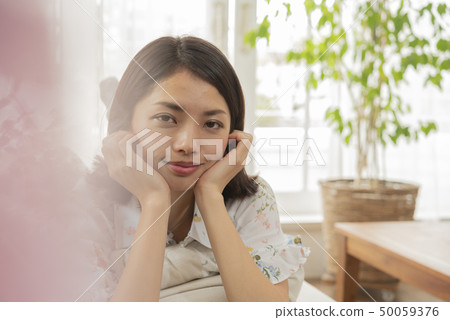 沙發放鬆hoose生活方式少婦 50059376