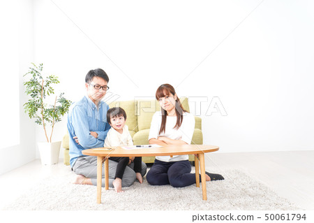 舉行家庭會議的年輕夫婦 舉行家庭會議的年輕夫婦 50061794