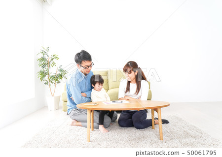 舉行家庭會議的年輕夫婦 舉行家庭會議的年輕夫婦 50061795