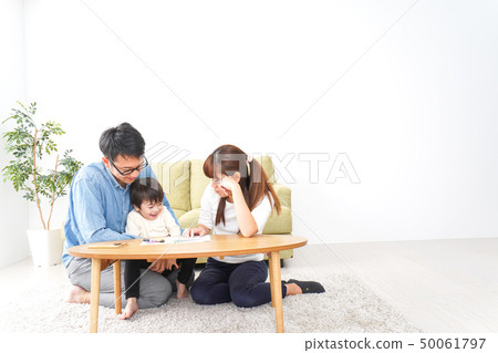 舉行家庭會議的年輕夫婦 50061797