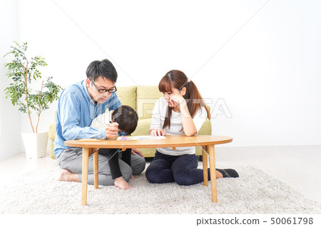 舉行家庭會議的年輕夫婦 50061798