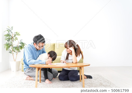 舉行家庭會議的年輕夫婦 舉行家庭會議的年輕夫婦 50061799