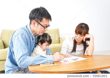 舉行家庭會議的年輕夫婦 舉行家庭會議的年輕夫婦 50061801