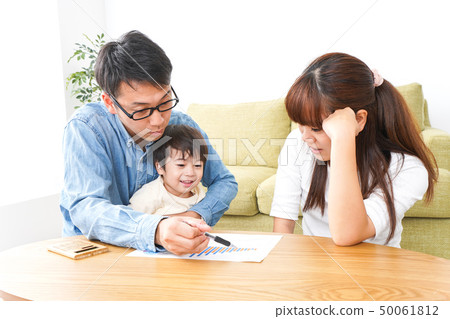 Young couple holding a family meeting Young couple holding a family meeting 50061812