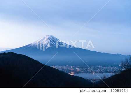 從Misaka Pass黎明夜視圖看到的富士山和川口湖 50061984