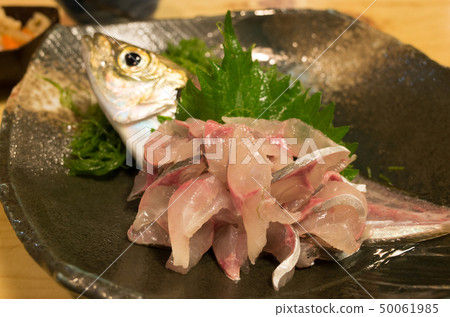 來自港口小鎮小酒館的新鮮竹莢魚生魚片 50061985