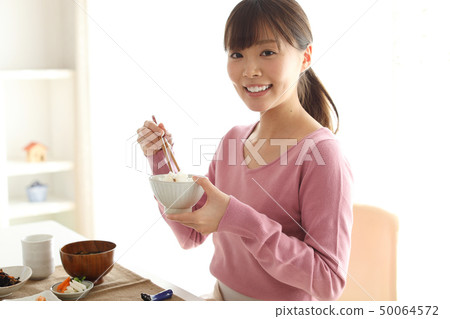 吃日本食物的婦女 吃日本食物的婦女 50064572