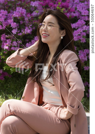 欣賞的女商人 欣賞的女商人 50064697