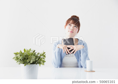 女人，桌子 50065101