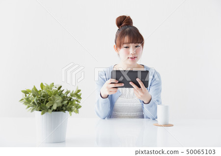 女人,桌子 女人,桌子 50065103